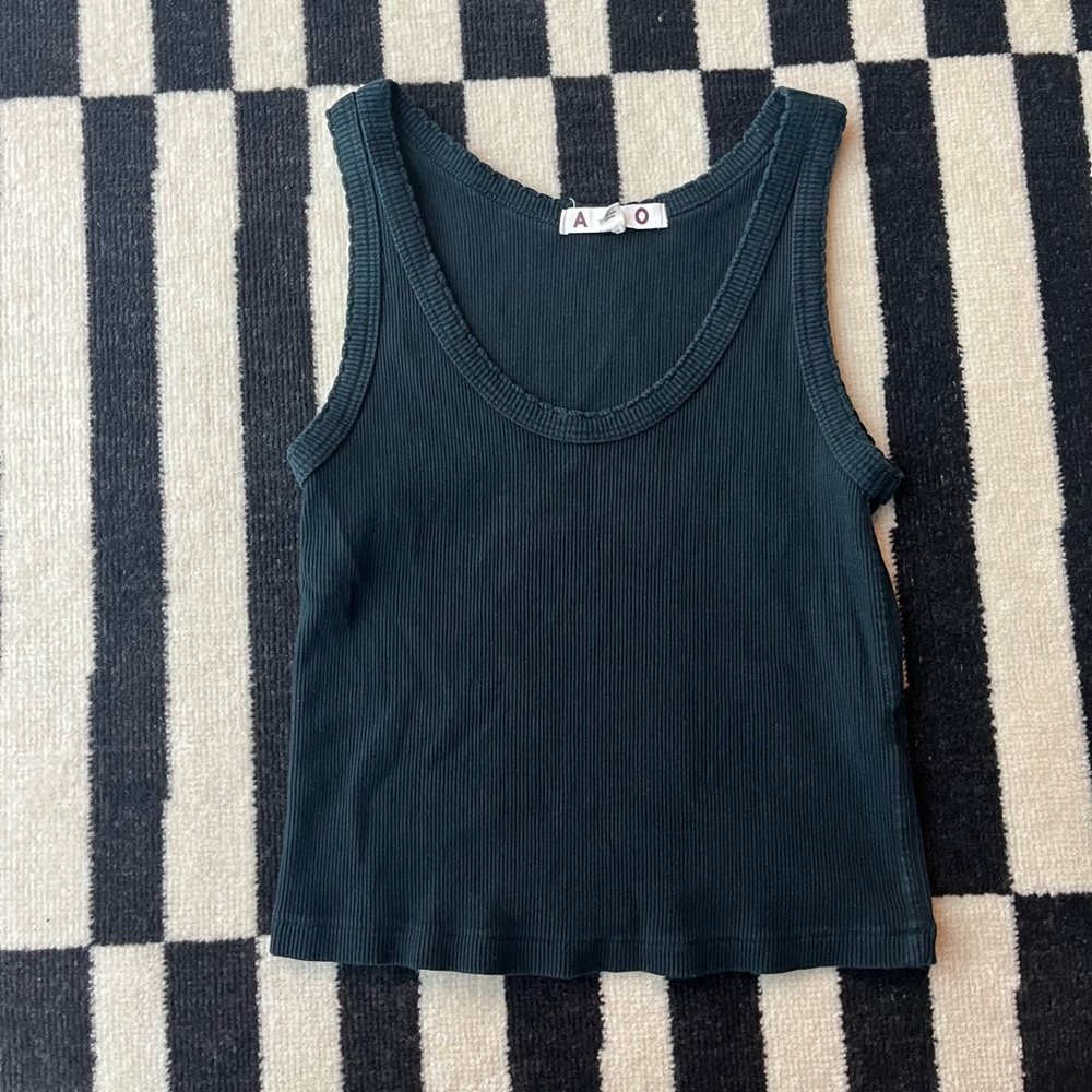AMO crop rib tank top in black